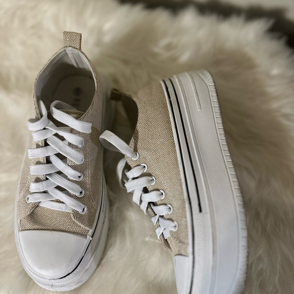 Beautiful shoes for women - Picture 2 of 4